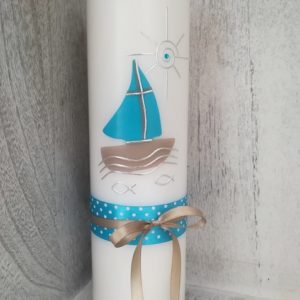 Schöne Taufkerze Boot lichtblau-taupe mit Kreuz, Sonne, Wasser und Fische, für Jungen, modern, personalisiert, auch nach Wunsch hier kaufen!