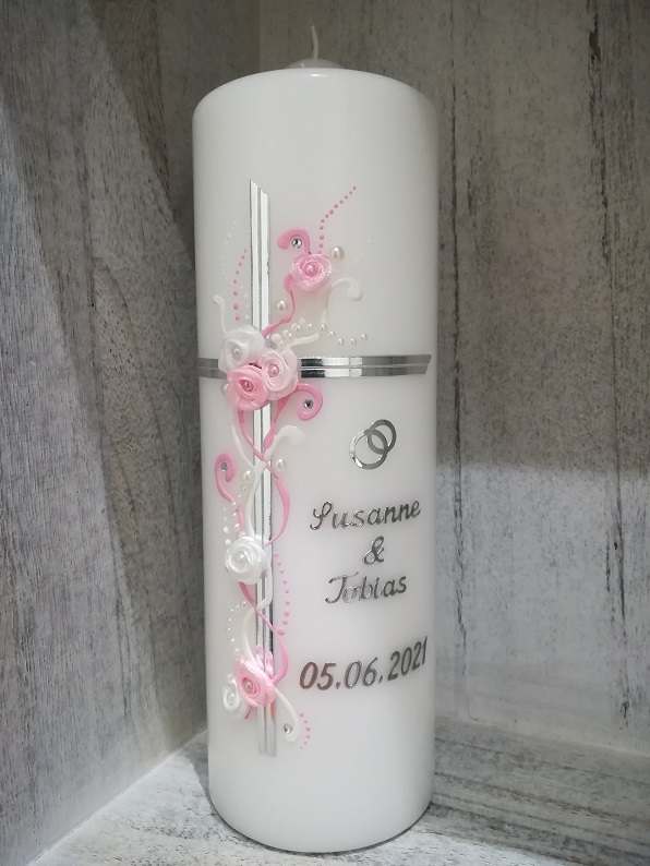 Hochzeitskerze rosa Rosen mit silberfarbenes Kreuz, Ranken und Eheringe, personalisiert, auch in Ihren Wunschfarben möglich, für Standesamt oder Kirche