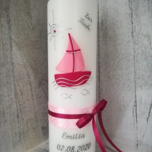 Schöne Taufkerze Boot rosa-fuchsia für Mädchen, modern, personalisiert auch nach Wunsch, hier bestellen oder in unserem Laden in Neuburg/Donau kaufen.