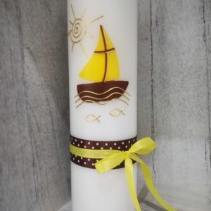 Schöne, moderne Taufkerze Boot gelb-braun mit Kreuz, Wasser, Fische, Sonne und Satinbänder, personalisiert, auch nach Wunsch, für Jungen oder Mädchen kaufen