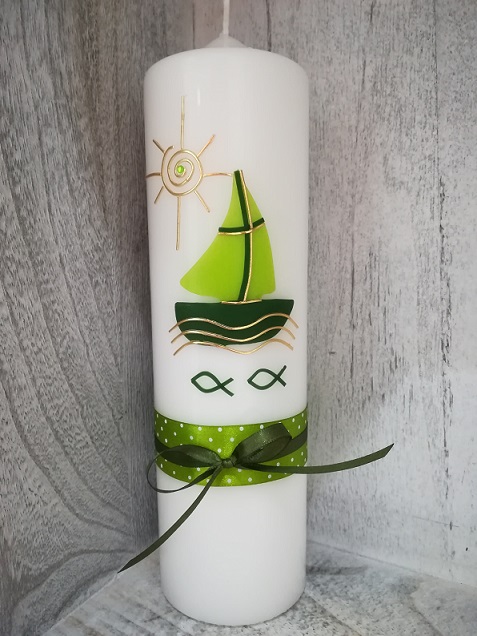 Schöne, moderne Taufkerze Boot grün-oliv mit Kreuz, Sonne, Wasser, Fische und Satinbänder, für Mädchen oder Jungen, personalisiert, hier kaufen!