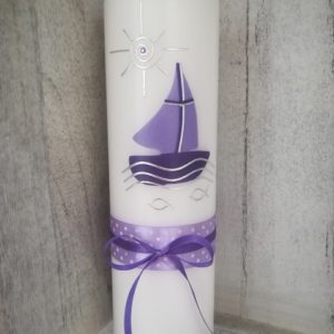 Schöne Taufkerze Boot lila mit Kreuz, Wasser, Fische und Sonne für Mädchen, modern, personalisiert, auch nach Wunsch hier online bestellen!