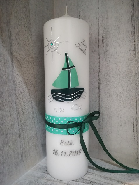 Schöne und moderne Taufkerze Boot mint-petrol mit Satinband, Kreuz, Sonne, Wasser und Fische, personalisiert, für Mädchen oder Jungen hier kaufen!