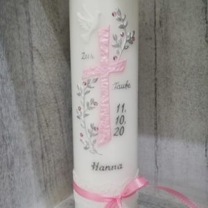 Taufkerze rosa Kreuz mit Ranken und Spitzenband, für Mädchen, personalisiert, individuell bei kerzenkaufen24.de bestellen