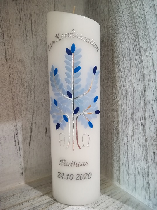 Taufkerze Lebensbaum Alpha blau-silberfarben für Jungen, modern, individuell, personalisiert, auch nach Wunsch in Neuburg/Donau kaufen oder hier bestelle
